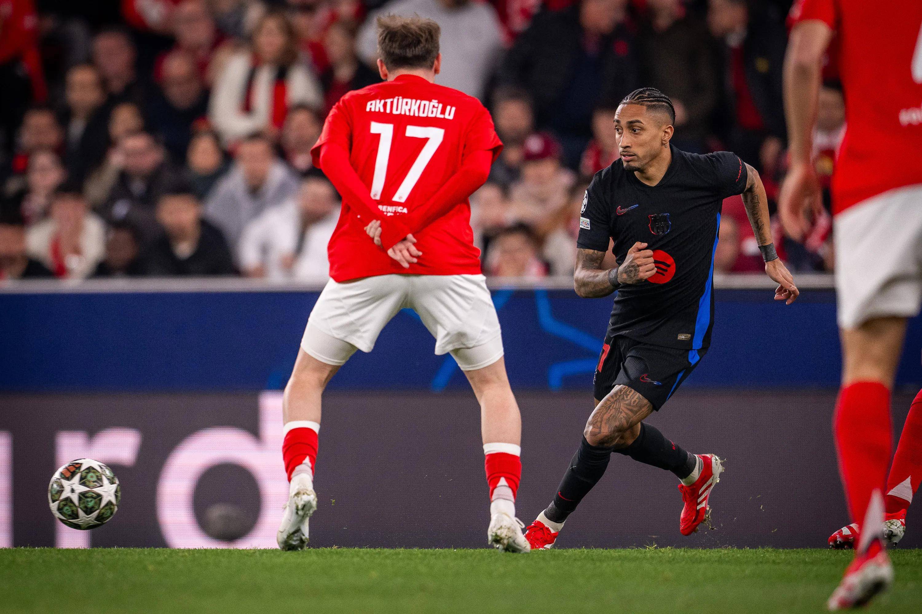 今夜欧冠焦点战，里昂外线爆发，引发热议，身体对抗强度拉满(欧冠里昂vs巴萨)