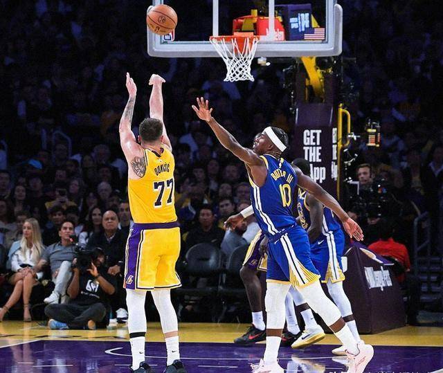 关于赛地聚焦：NBA季后赛今夜热度飙升，洛杉矶湖人豪取连胜，压力陡增，临场指挥获称赞的信息