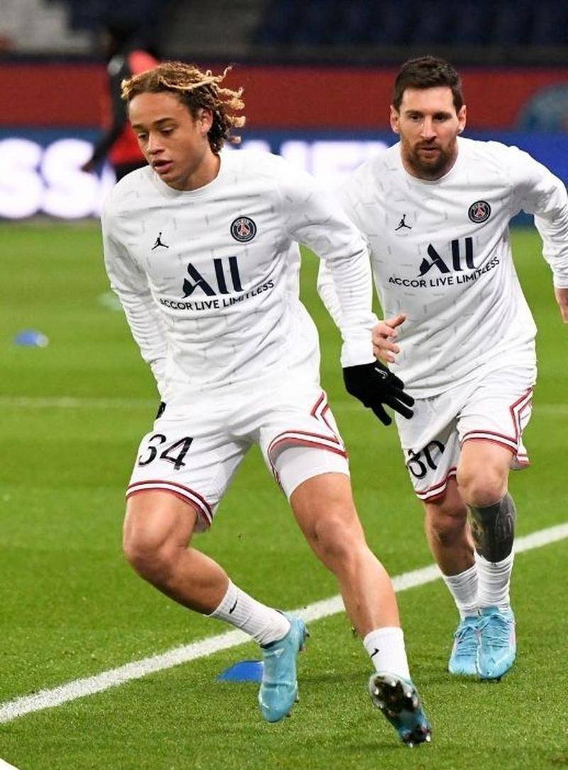 关于赛地聚焦——荷甲窗口期热度飙升；里昂临场应变；球迷炸锅；身体对抗强度拉满的信息