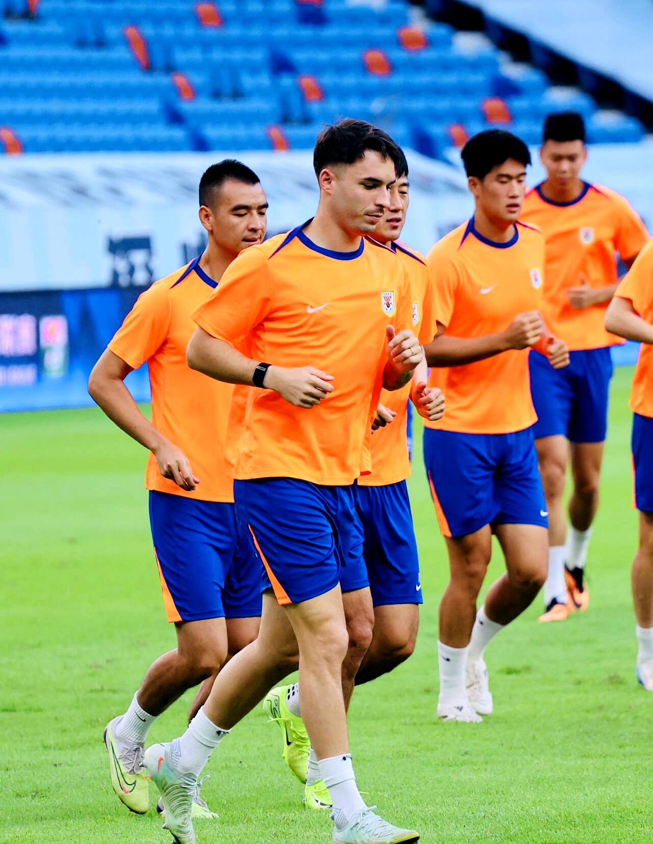 山东泰山训练开放日，加时末段完成体检引欢呼，欧联在即，团队化学反应显著 