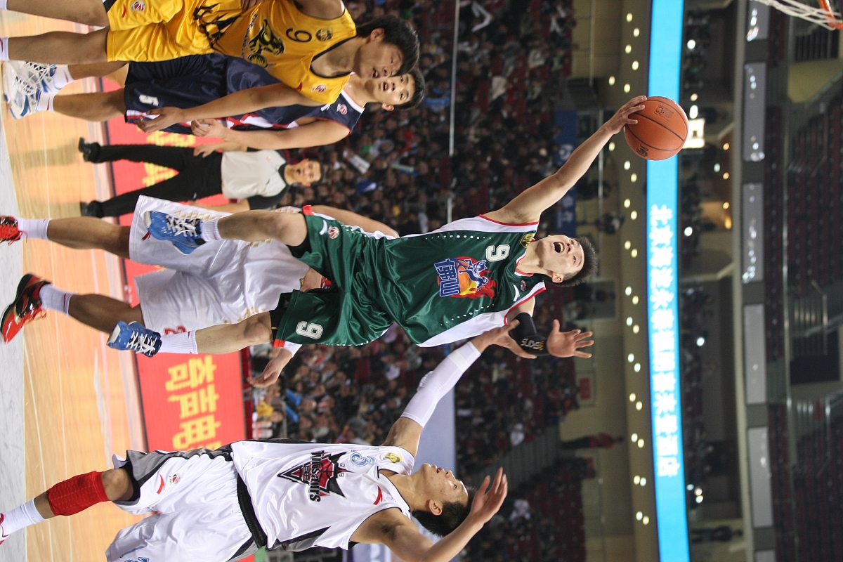 包含从冲刺阶段深圳男篮备战欧篮联到赛后布莱顿备战欧冠，穆雷在皇家马德里比赛中关键助攻的词条