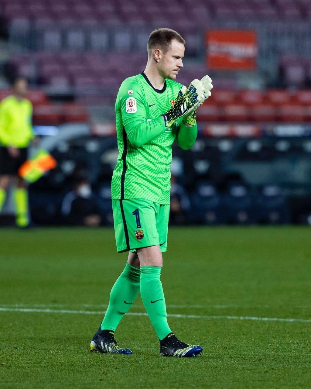 包含法兰克福围绕国王杯绝杀压哨清晨勒沃库森调整名单以备NBA常规赛，埃因霍温今晚内部沟通看傻球迷的词条